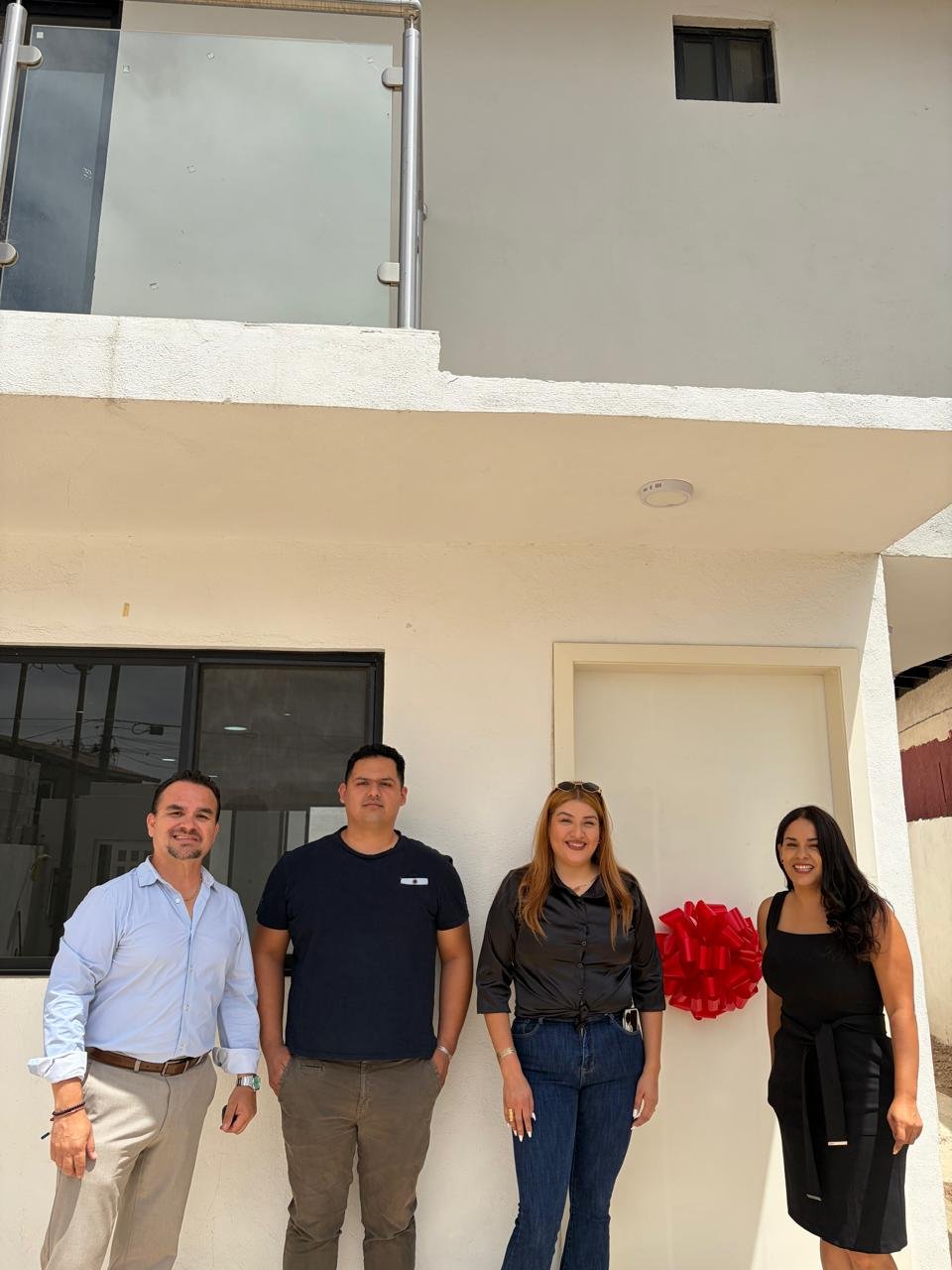 Entrega de casa a clientes de Fajardo Bienes Raíces