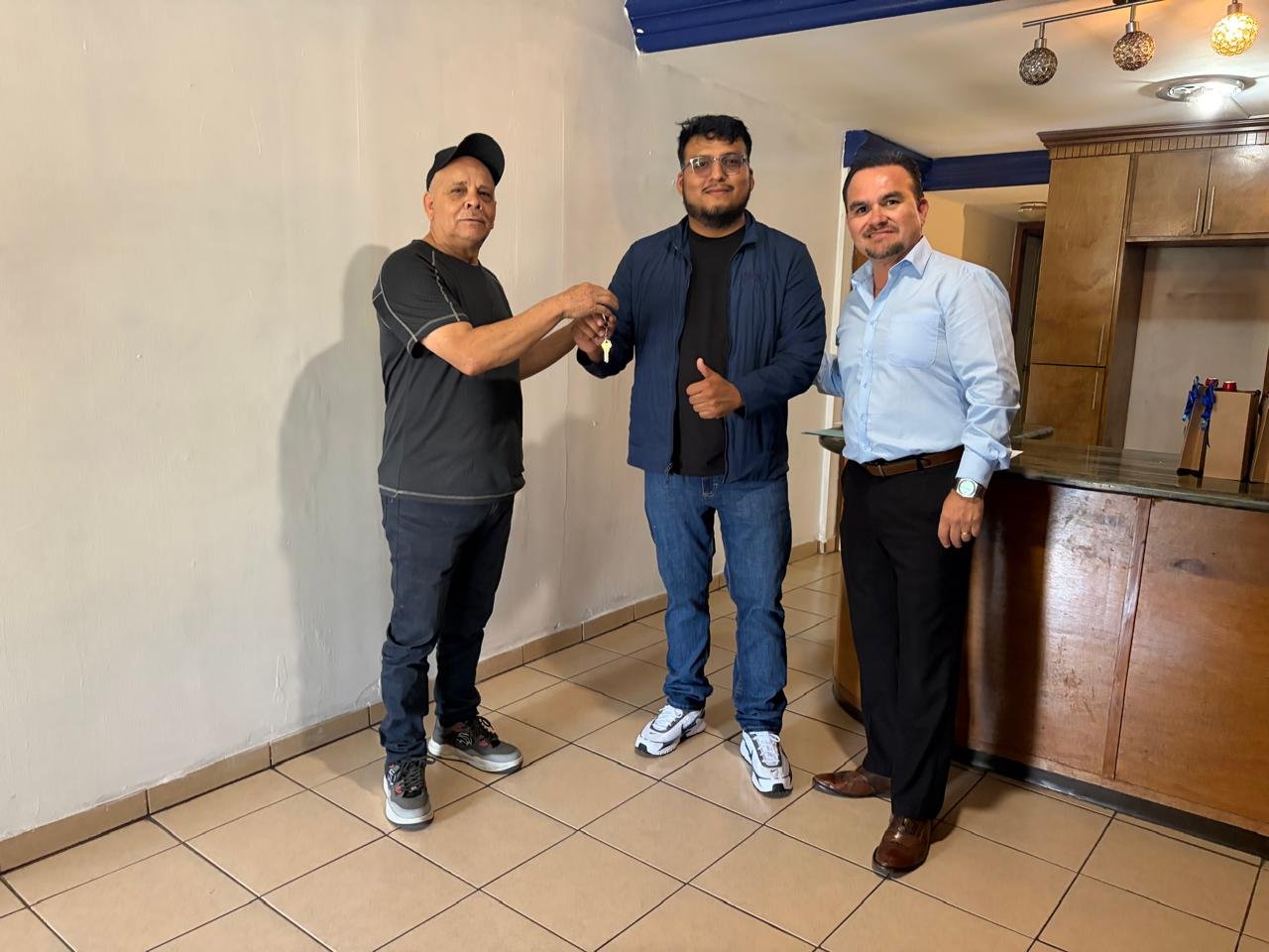 Entrega de llaves a clientes de Fajardo Bienes Raíces