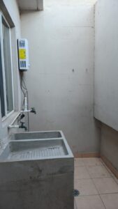 Patio trasero con lavadero y boiler de paso