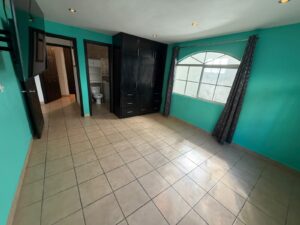 Recámara principal con clóset y baño
