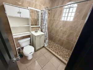 Baño completo de la recámara principal